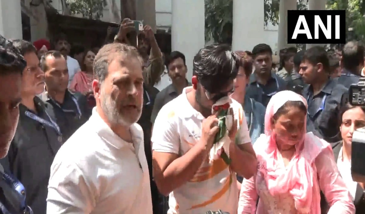 Delhi Police दफ्तर पर Rahul Gandhi का धरना, बोले - साहिल को न्याय मिले, FIR होगी तभी हटेंगे