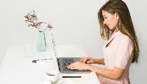 Work Culture में तेजी से वायरल हो रहा Micro Break ट्रेंड, Desk Job वालों के लिए वरदान है यह 2-Minute ट्रिक