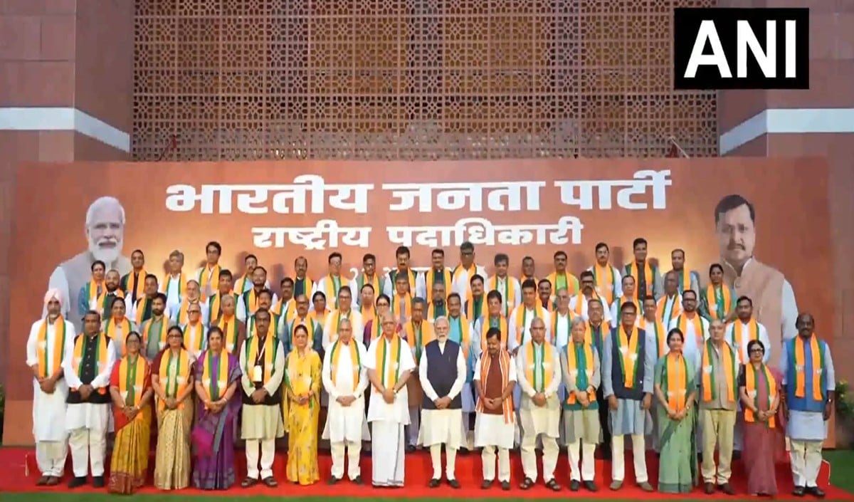 BJP के नए पदाधिकारियों से मिले PM Modi, जीत का दिया मंत्र, Youth पर रहेगा फोकस