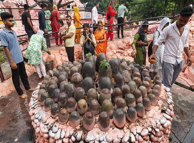 सावन के आखिरी सोमवार को पूजा करते श्रद्धालु सावन के आखिरी सोमवार को पूजा करते श्रद्धालु