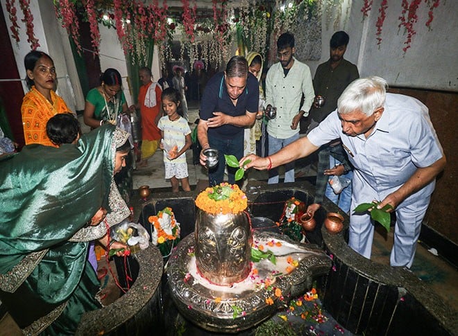 सावन के आखिरी सोमवार को पूजा करते श्रद्धालु सावन के आखिरी सोमवार को पूजा करते श्रद्धालु