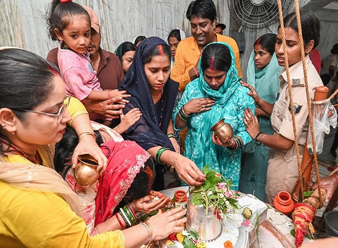 सावन के आखिरी सोमवार को पूजा करते श्रद्धालु सावन के आखिरी सोमवार को पूजा करते श्रद्धालु