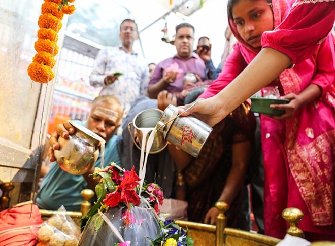 सावन के आखिरी सोमवार को पूजा करते श्रद्धालु सावन के आखिरी सोमवार को पूजा करते श्रद्धालु