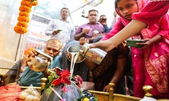 सावन के आखिरी सोमवार को पूजा करते श्रद्धालु सावन के आखिरी सोमवार को पूजा करते श्रद्धालु