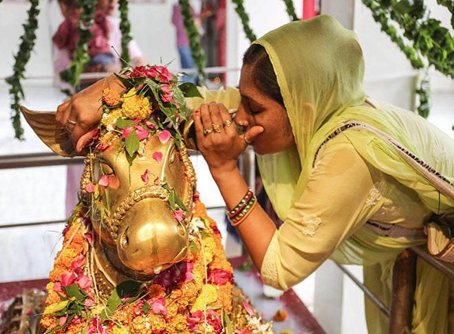 सावन के आखिरी सोमवार को पूजा करते श्रद्धालु सावन के आखिरी सोमवार को पूजा करते श्रद्धालु