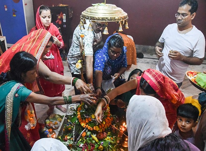 सावन के आखिरी सोमवार को पूजा करते श्रद्धालु सावन के आखिरी सोमवार को पूजा करते श्रद्धालु