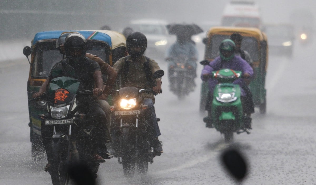 Delhi-NCR में मूसलाधार बारिश का कहर! IMD की चेतावनी, कई इलाकों में जलजमाव और Traffic जाम