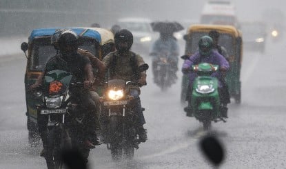 Delhi-NCR में मूसलाधार बारिश का कहर! IMD की चेतावनी, कई इलाकों में जलजमाव और Traffic जाम