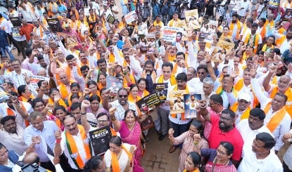 Karnataka: Dalit Funds Scam पर सियासी संग्राम तेज, BJP का Nagendra के इस्तीफे तक धरना