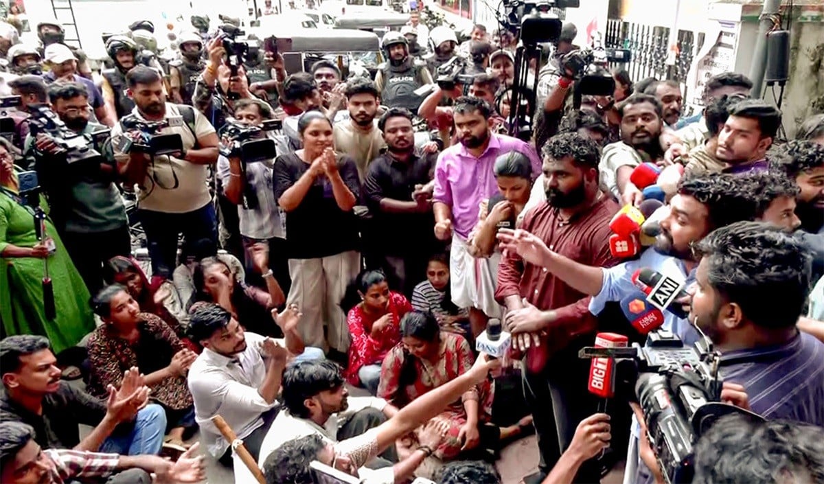 NEET Protest: Supreme Court का बड़ा निर्देश, महिला प्रदर्शनकारियों के यौन उत्पीड़न को मिले Priority