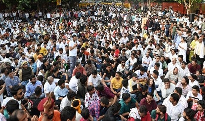 जंतर-मंतर की सियासी झाड़फूंक: संविधान, राजनीति और सामाजिक न्याय की असली परीक्षा!