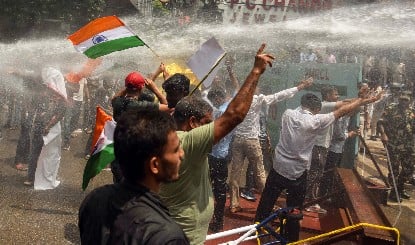 Patna में BPSC छात्रों का उग्र प्रदर्शन, CM आवास घेराव पर पुलिस से झड़प, वॉटर कैनन चला