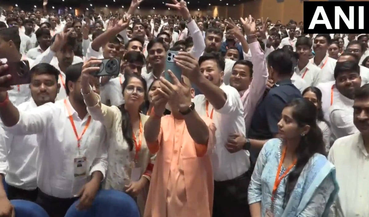 CM Yogi का Gen Z कनेक्शन, नियुक्ति पत्र बांटने के बाद युवाओं के साथ ली सेल्फी