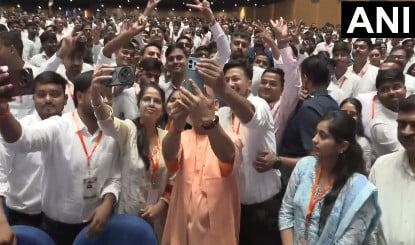 CM Yogi का Gen Z कनेक्शन, नियुक्ति पत्र बांटने के बाद युवाओं के साथ ली सेल्फी