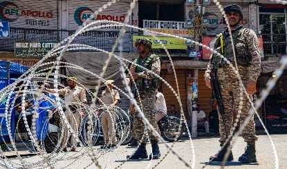 Jammu and Kashmir | शोपियां के बाद अब पुलवामा में तहलका! CRPF और पुलिस की संयुक्त कार्रवाई में 2 आतंकी सहयोगी गिरफ्तार, साजिश नाकाम