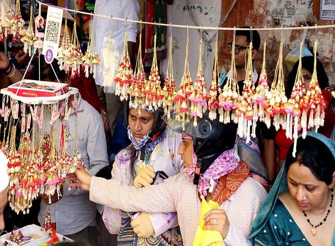 बाजार में रक्षाबंधन की रौनक बाजार में रक्षाबंधन की रौनक
