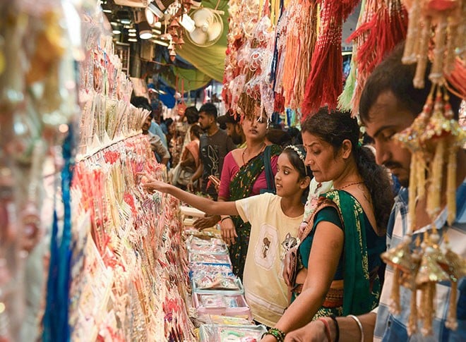 बाजार में रक्षाबंधन की रौनक बाजार में रक्षाबंधन की रौनक