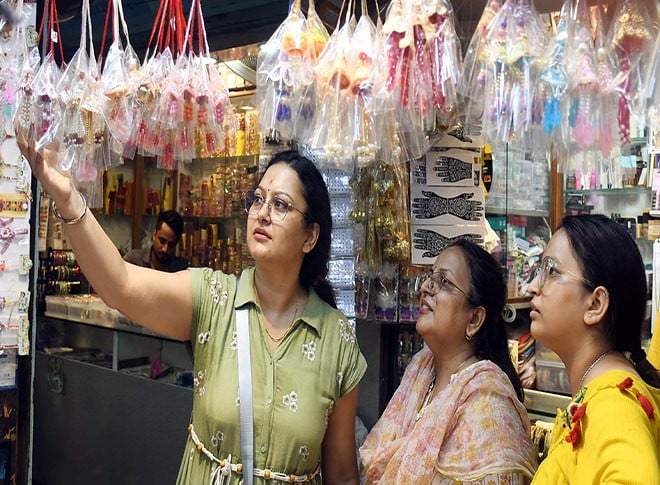 बाजार में रक्षाबंधन की रौनक बाजार में रक्षाबंधन की रौनक
