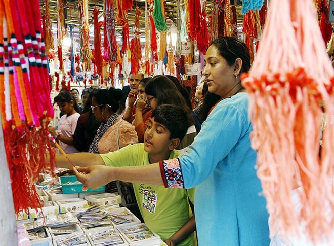 बाजार में रक्षाबंधन की रौनक बाजार में रक्षाबंधन की रौनक
