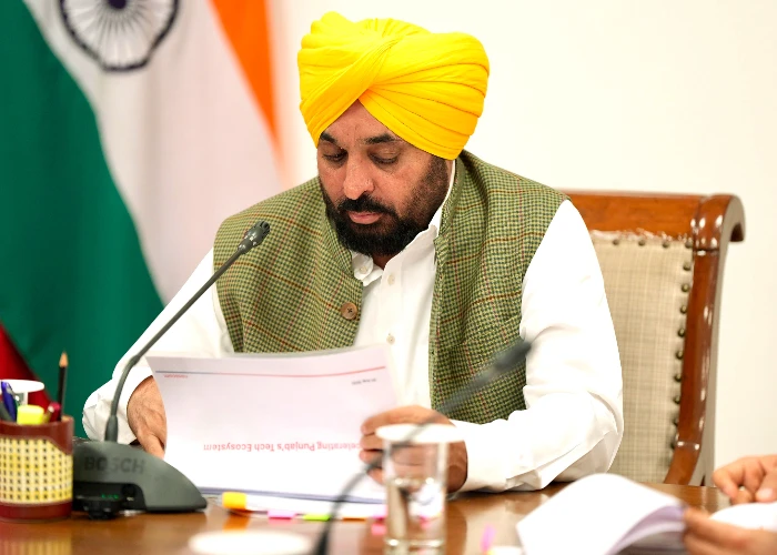 Punjab CM Bhagwant Mann का Adarsh School Teachers को बड़ा तोहफा, Salary में 120% की भारी बढ़ोतरी