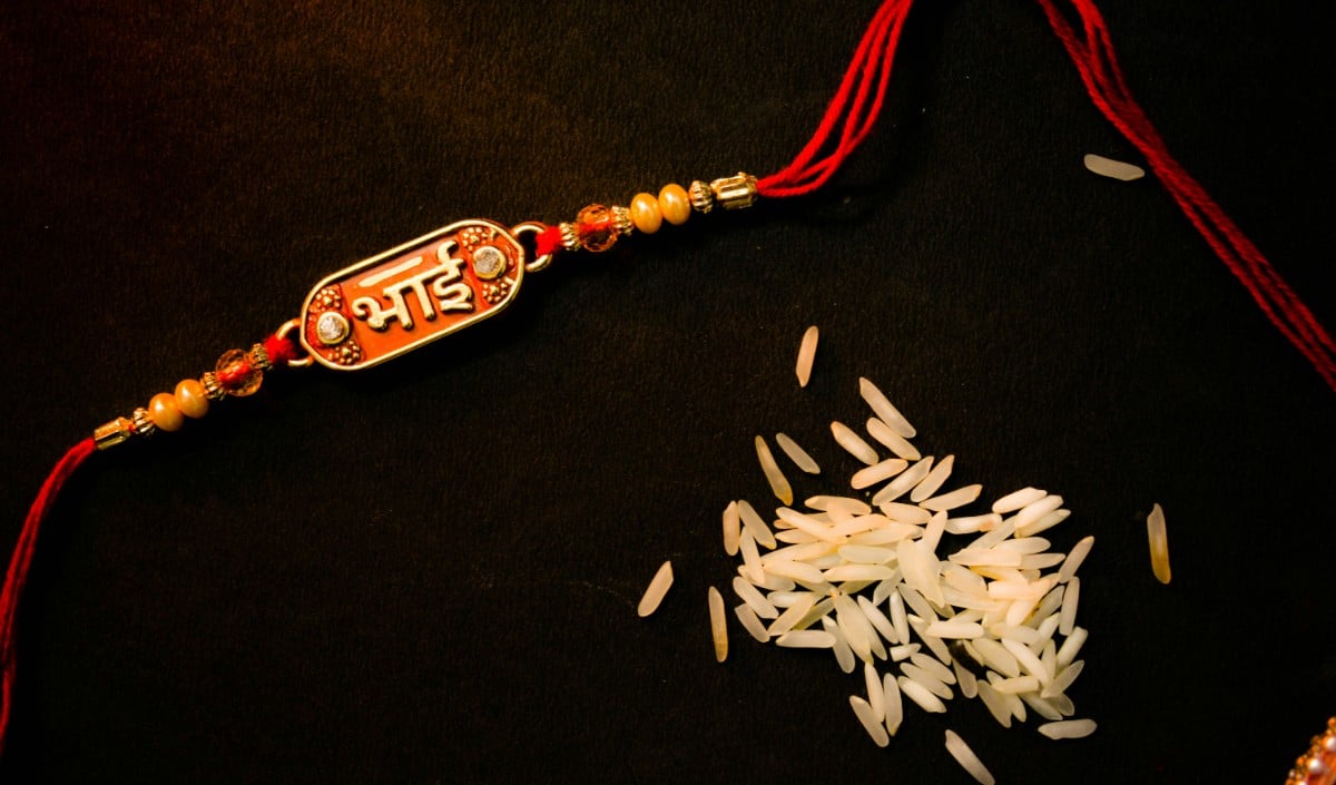 Raksha Bandhan 2026: भाई की Rashi के अनुसार बांधें Rakhi, सुख-समृद्धि और Health के लिए अपनाएं ये ज्योतिष उपाय Raksha Bandhan 2026: भाई की Rashi के अनुसार बांधें Rakhi, सुख-समृद्धि और Health के लिए अपनाएं ये ज्योतिष उपाय