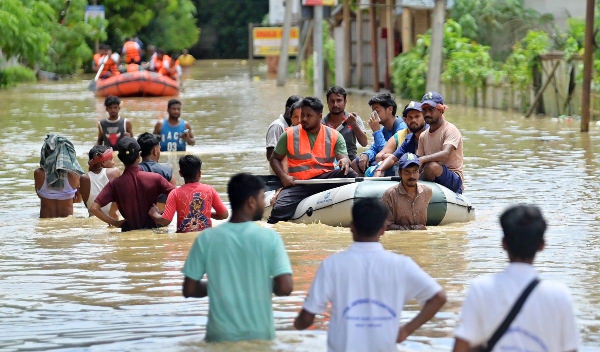Nepal Flood India Alert | नेपाल जलप्रलय की भारत में दस्तक! बिहार, यूपी और उत्तराखंड में हाई अलर्ट, गंडक बैराज के 36 गेट खोले गए