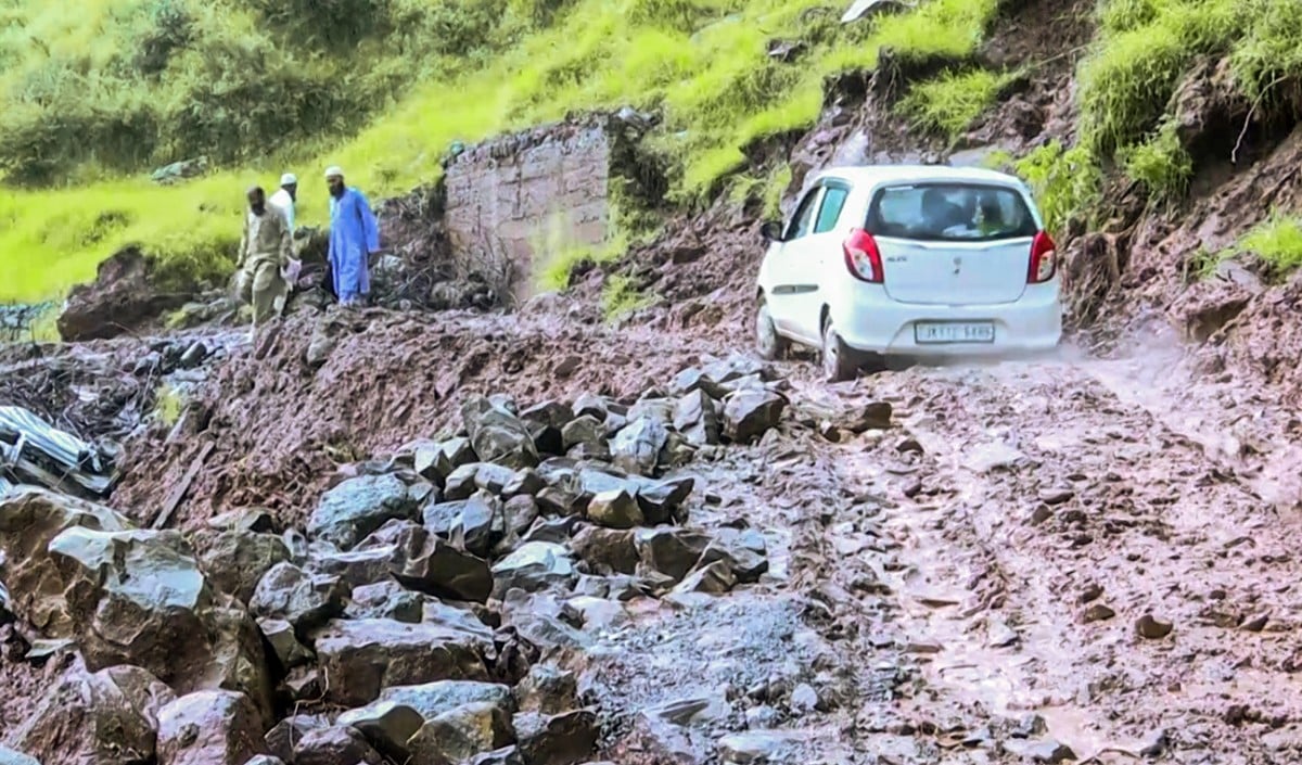 Nepal Flash Floods | नेपाल में अचानक आई बाढ़ से भारी तबाही! 160 की लोगों की मौत और 750 लापता, भारतीय दूतावास ने जारी किए इमरजेंसी नंबर