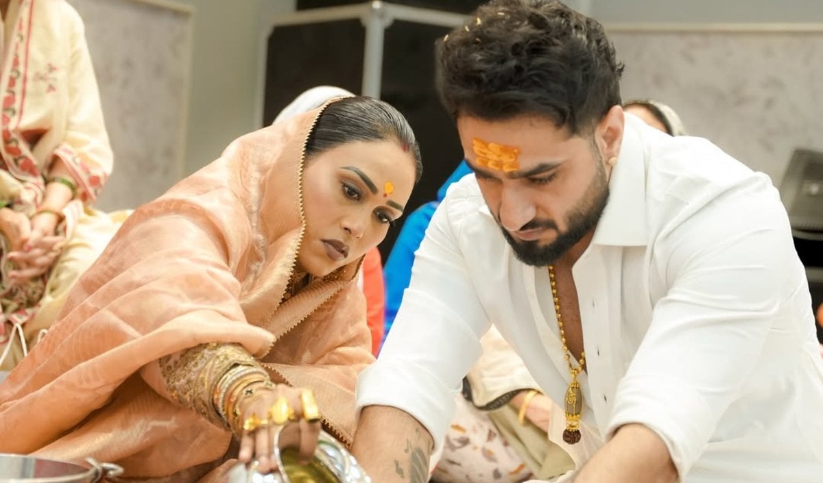 शिवलिंग का रुद्राभिषेक करती दिखीं Afsana Khan, तस्वीरें वायरल होते ही मचा बवाल शिवलिंग का रुद्राभिषेक करती दिखीं Afsana Khan, तस्वीरें वायरल होते ही मचा बवाल