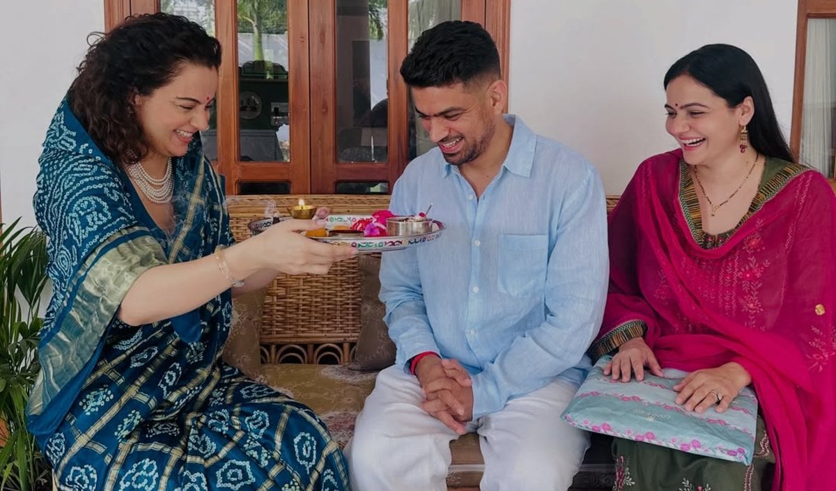 Kangana Ranaut ने नीली साड़ी में भाई अक्षत संग मनाया Raksha Bandhan, शेयर कीं पूजा की तस्वीरें