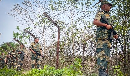 Jammu and Kashmir के राजौरी में LoC पर मंडराए 3 पाकिस्तानी ड्रोन, सेना की जवाबी कार्रवाई से भागे वापस, सर्च ऑपरेशन शुरू