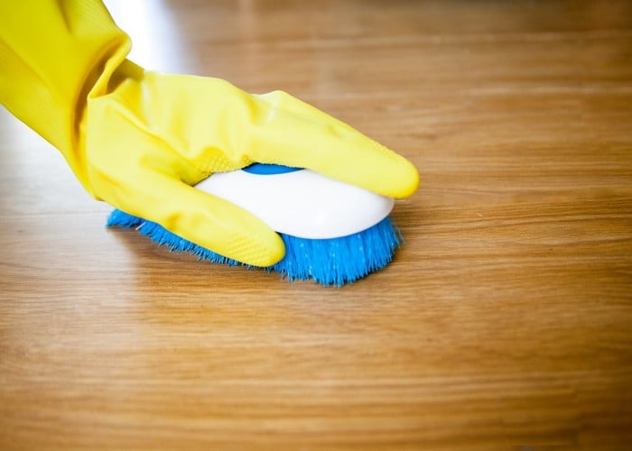 Monsoon Cleaning Tips: मानसून में कमरे के Sticky Floors को चमकाने के लिए कारगर हैं ये Simple Hacks और उपाय