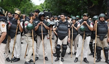 Video | दो गुटों में हिंसक झड़प, चारों और खून ही खून, पुलिस के भी छूटे पसीने.... बिलासपुर में सांप्रदायिक तनाव, जमकर हुई पत्थरबाजी