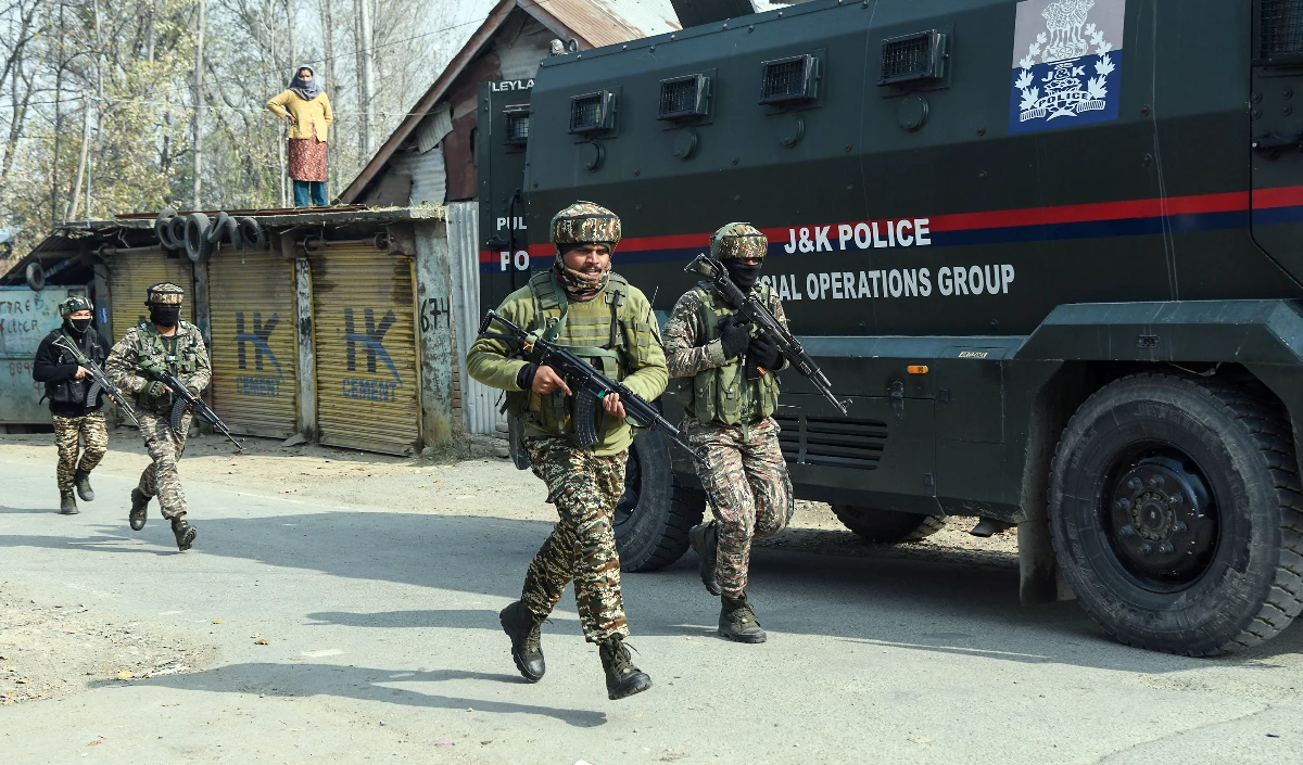 Jammu and Kashmir | बारामूला और पुलवामा में सुरक्षा बलों की बड़ी कार्रवाई, हथियार और गोला-बारूद के साथ आतंकियों के 2 मददगार गिरफ्तार
