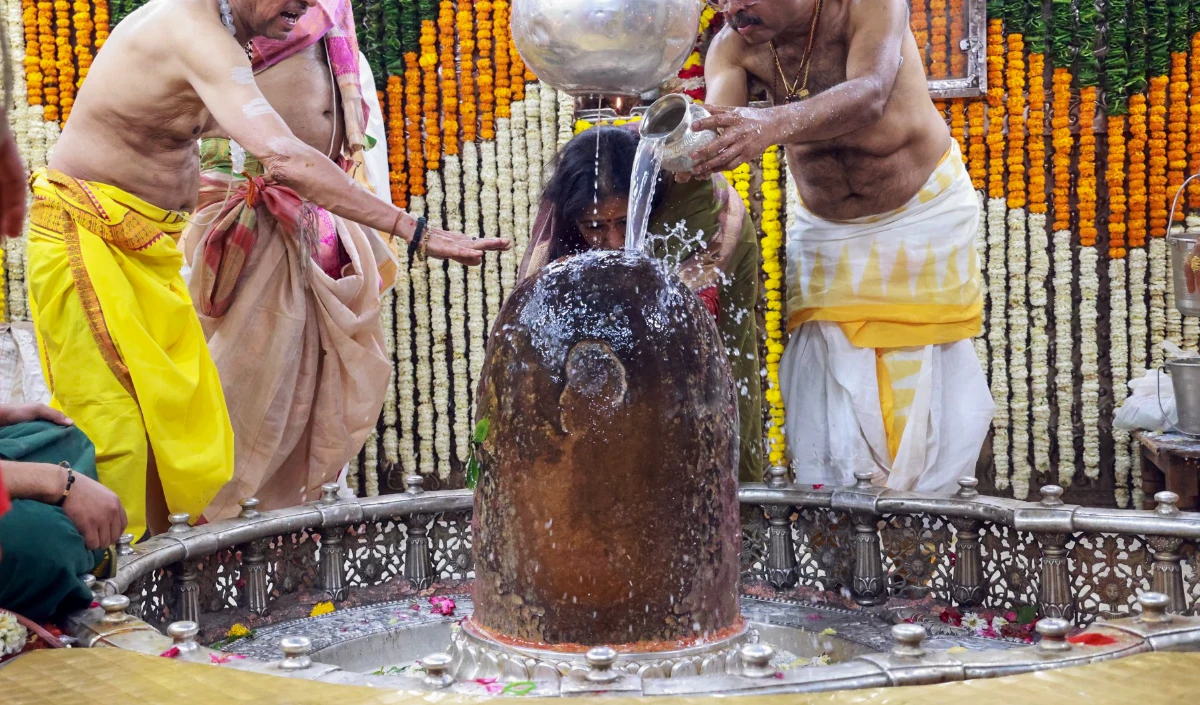 Sawan Pehla Somwar 2026 | बाबा महाकाल की भस्म आरती और काशी में पुष्प वर्षा, देवघर में 100 किमी पैदल चलकर पहुंचे कांवड़िए