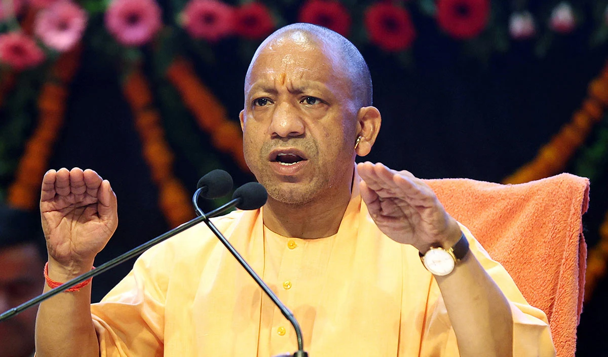 UP Assembly Monsoon Session के पहले ही दिन Yogi सरकार से भिड़ी Samajwadi Party, सदन में जोरदार हंगामा