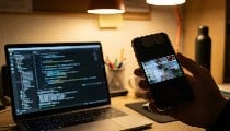 क्या Spyware कर रहा है आपकी जासूसी? Phone Camera हैक होने के इन Warning Signs को न करें नजरअंदाज