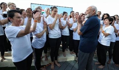 Tashkent में PM Modi का दिखा अलग अंदाज, लोगों के साथ किया योग और फिर ली सेल्फी