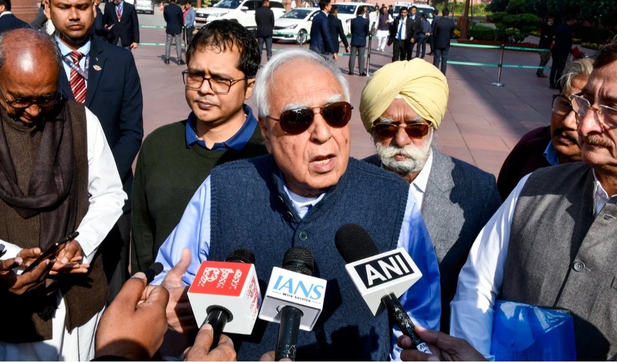 Kapil Sibal ने Mohan Bhagwat पर साधा निशाना: विदेश में बातें और घर में चुप्पी नहीं चलेगी