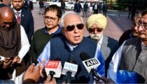 Kapil Sibal ने Mohan Bhagwat पर साधा निशाना: विदेश में बातें और घर में चुप्पी नहीं चलेगी