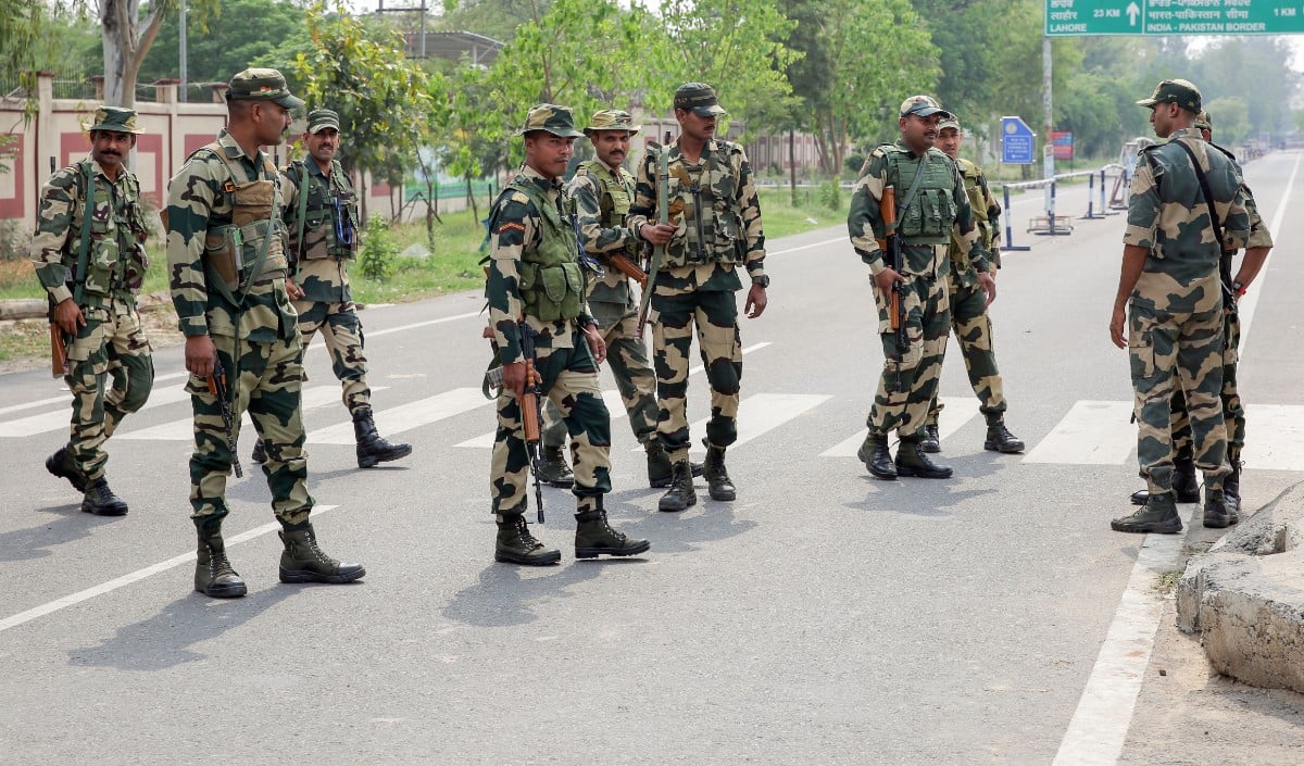 Border Security Force Operation | बंगाल-बांग्लादेश बॉर्डर पर BSF की बड़ी स्ट्राइक, महिला के पास से 25 करोड़ का 15.6 किलो सोना ज़ब्त