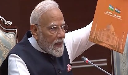 मोदी ने मुस्लिम देश में लहराई ये भगवा किताब, अंदर क्या  निकला?