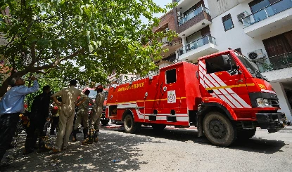 Greater Noida Fire | इलेक्ट्रॉनिक चिप फैक्टरी में भीषण आग, मलबा गिरने से दो दमकलकर्मी शहीद, तीन घायल