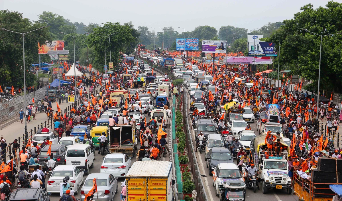 Kanwar Yatra Clash VIDEO | मेरठ में NH-58 पर कांवड़ियों के दो गुटों के बीच मारपीट: सड़क हादसे के बाद चले लाठी-डंडे, पुलिस ने वायरल दावों को बताया फर्जी