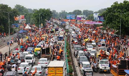 Kanwar Yatra Clash VIDEO | मेरठ में NH-58 पर कांवड़ियों के दो गुटों के बीच मारपीट: सड़क हादसे के बाद चले लाठी-डंडे, पुलिस ने वायरल दावों को बताया फर्जी