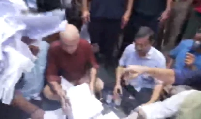 PM के जवाब का इंतजार, सरकार को पिटीशन की कॉपियां सौंप धरने से उठे केजरीवाल