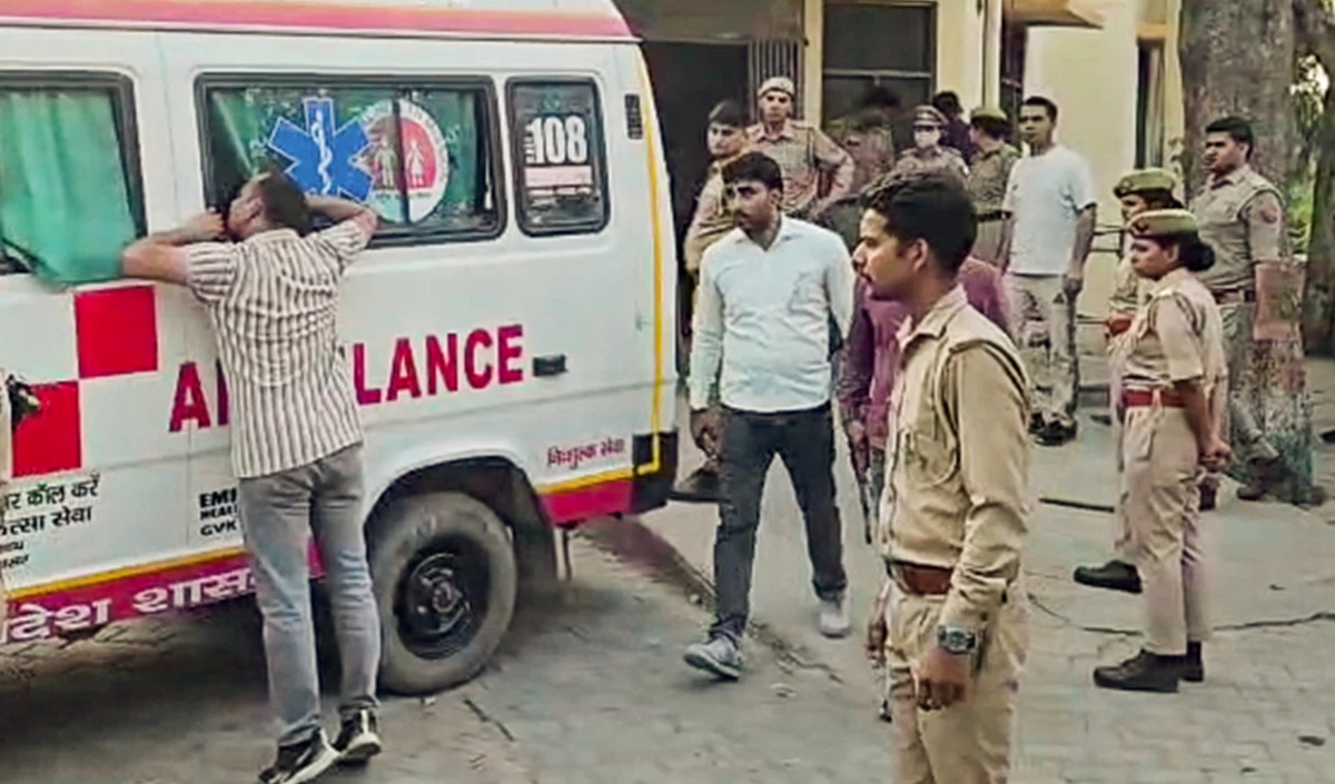 प्राइवेट स्कूल में दिल दहला देने वाली वारदात, युवक ने शिक्षिका को घसीटकर 27 से ज्यादा बार चाकू मारा, महिला की दर्दनाक मौत प्राइवेट स्कूल में दिल दहला देने वाली वारदात, युवक ने शिक्षिका को घसीटकर 27 से ज्यादा बार चाकू मारा, महिला की दर्दनाक मौत