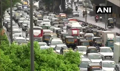Ghodbunder Road Potholes: मुंबई की लाइफलाइन पर 7 फीट का गड्ढा, Shiv Sena का 48 घंटे का Ultimatum