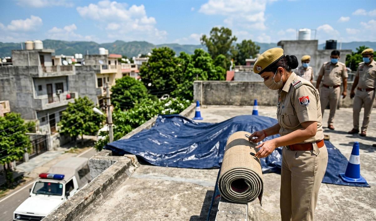 Panchkula में घरेलू सहायिका ने की सेवानिवृत्त कैप्टन की पत्नी की हत्या, तीन गिरफ्तार Panchkula में घरेलू सहायिका ने की सेवानिवृत्त कैप्टन की पत्नी की हत्या, तीन गिरफ्तार