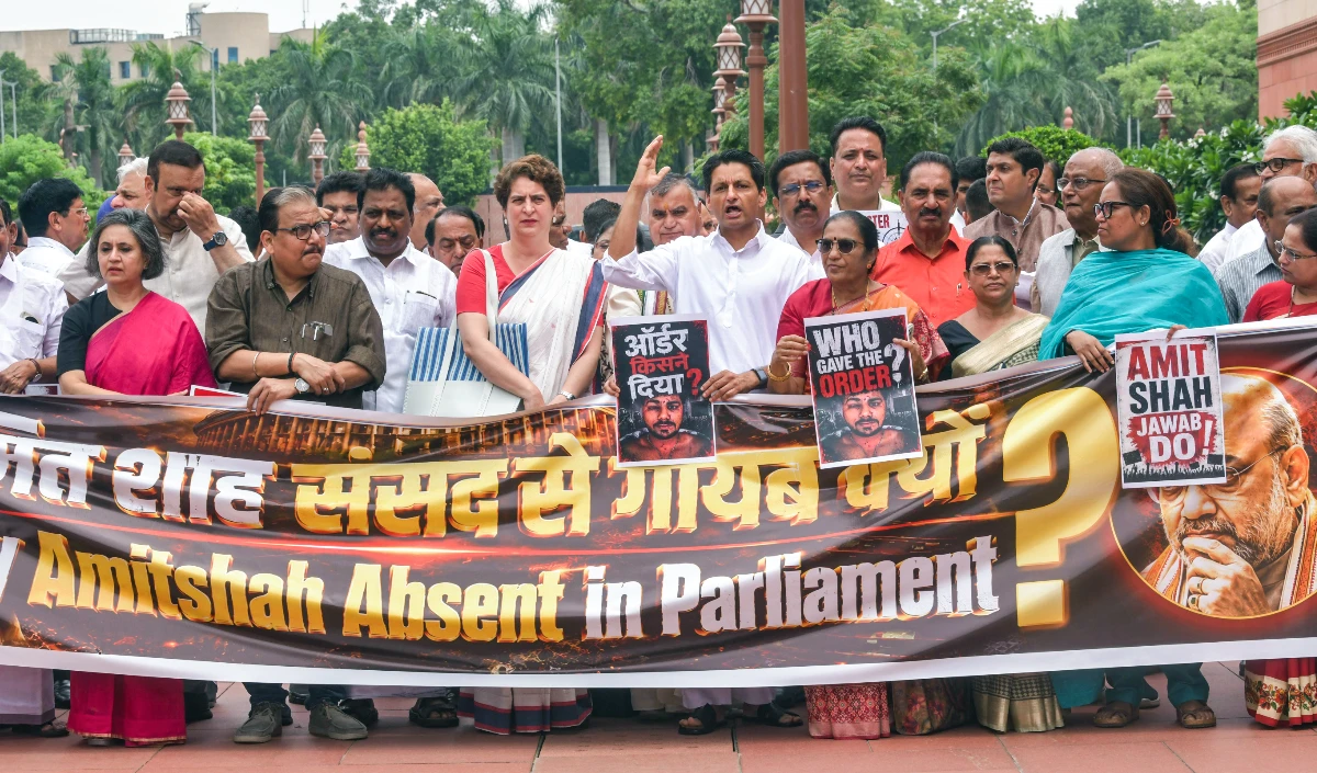 Amit Shah जवाब दो! Parliament में विपक्ष का विरोध मार्च, Kharge ने पूछा- सदन में क्यों नहीं?