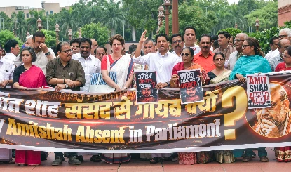 Amit Shah जवाब दो! Parliament में विपक्ष का विरोध मार्च, Kharge ने पूछा- सदन में क्यों नहीं?